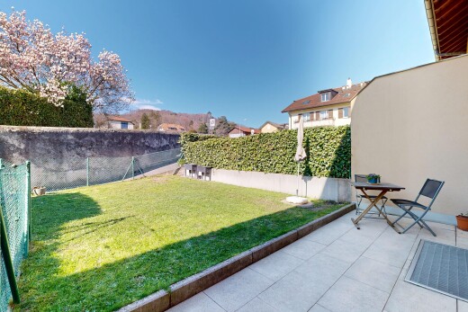 terrasse avec from property, clôture, pelouse, et day time