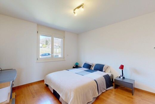 chambre avec inside property, cloison sèche, drywall, lumière naturelle, et natural light