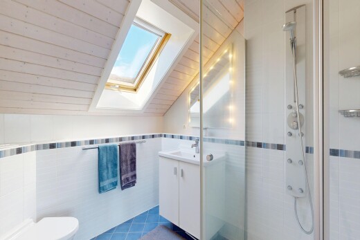 salle de bains avec puits de lumière, tile wall, mur en carrelage, lavabo (ou coiffeuse selon le contexte), et douche
