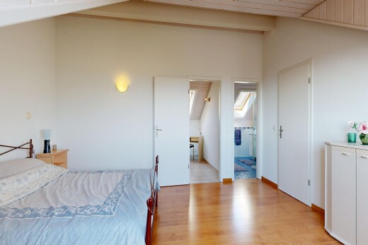 chambre avec vaulted ceiling, plafond voûté, inside property, wood finish floor, et sol en finition bois
