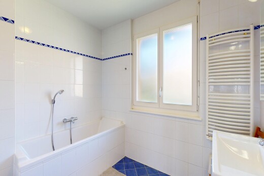 salle de bains avec radiateur, salle de bain complète, chauffe-serviettes, bain, et mur en carrelage