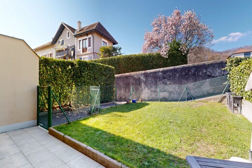 jardin avec clôture, pelouse, day time, et from property