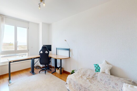 chambre avec sol en finition bois, wood finish floor, lumière naturelle, natural light, et inside property