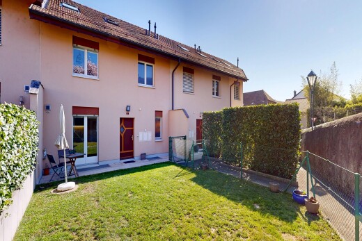 façade avec clôture, property visible, pelouse, bardage en stuc, et terrasse