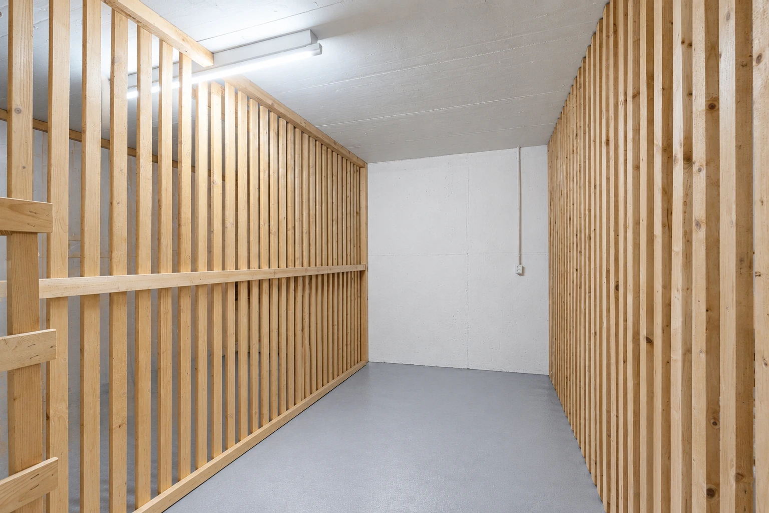 leerer raum mit betonboden, concrete floor, und inside property