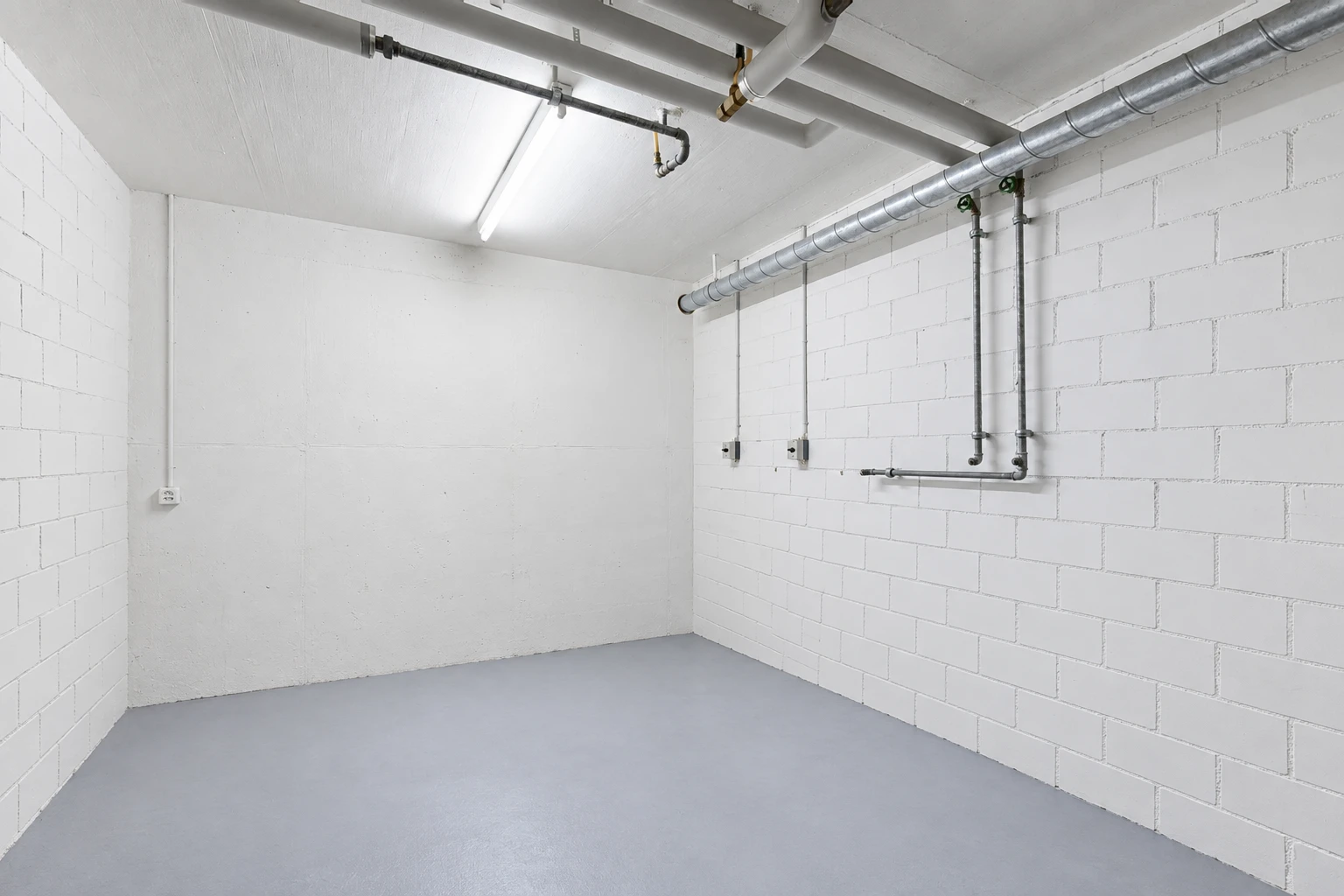 leerer raum mit concrete block wall, betonblockwand, concrete floor, betonboden, und inside property