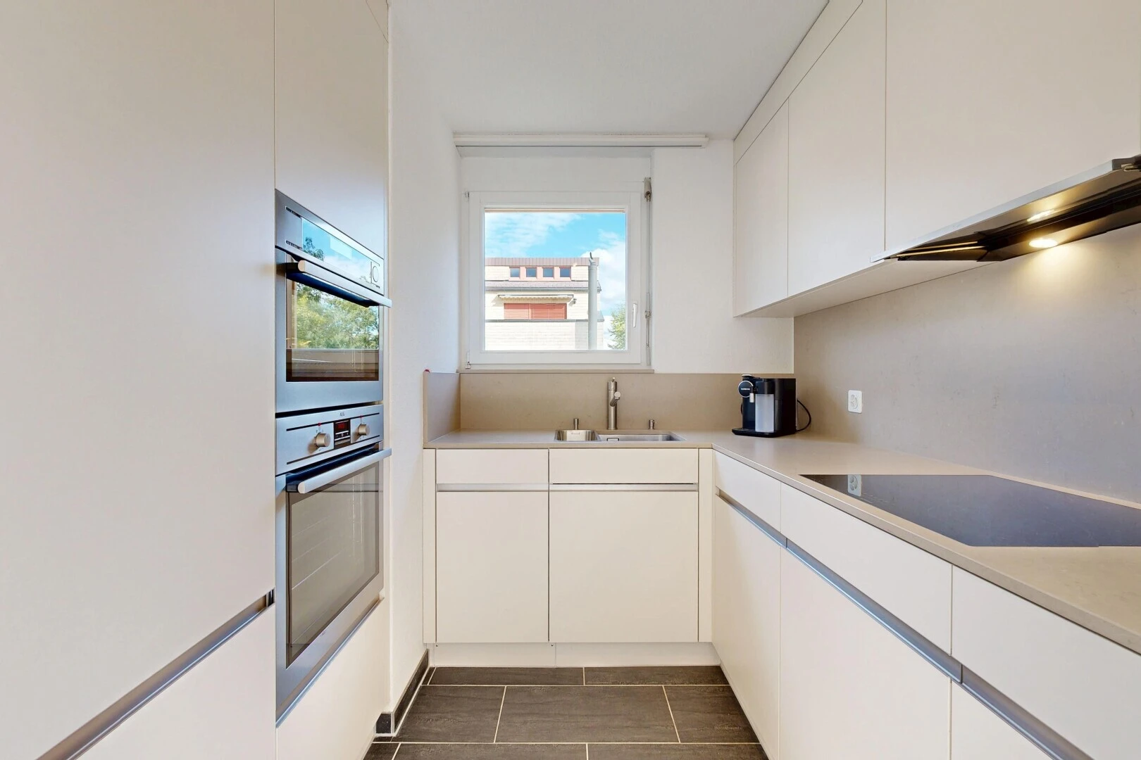 küche mit arbeitsplatten, light countertops, weiße schränke, white cabinets, und herd