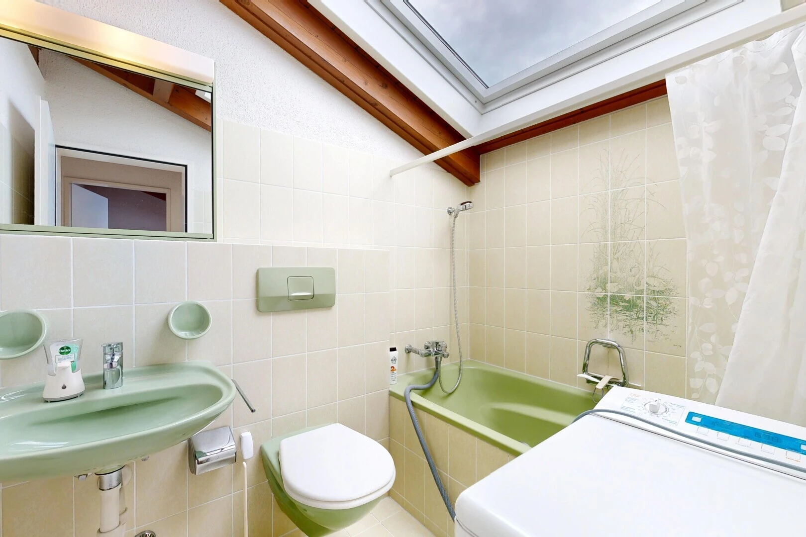 bad mit komplettes badezimmer, tile wall, fliesenwand, kombiniertes bad / dusche, und spiegel
