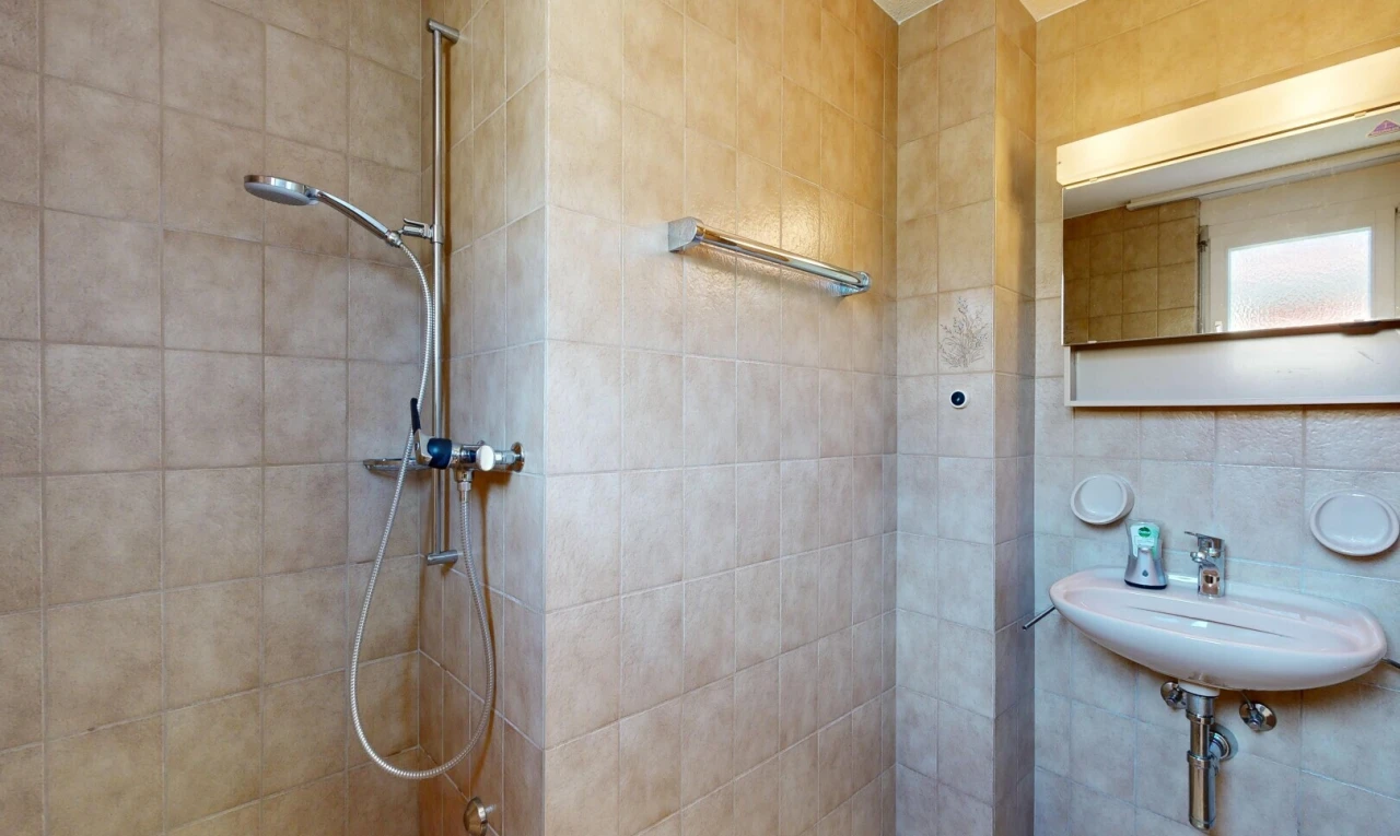 bad mit dusche, spiegel, komplettes badezimmer, inside property, und tile wall