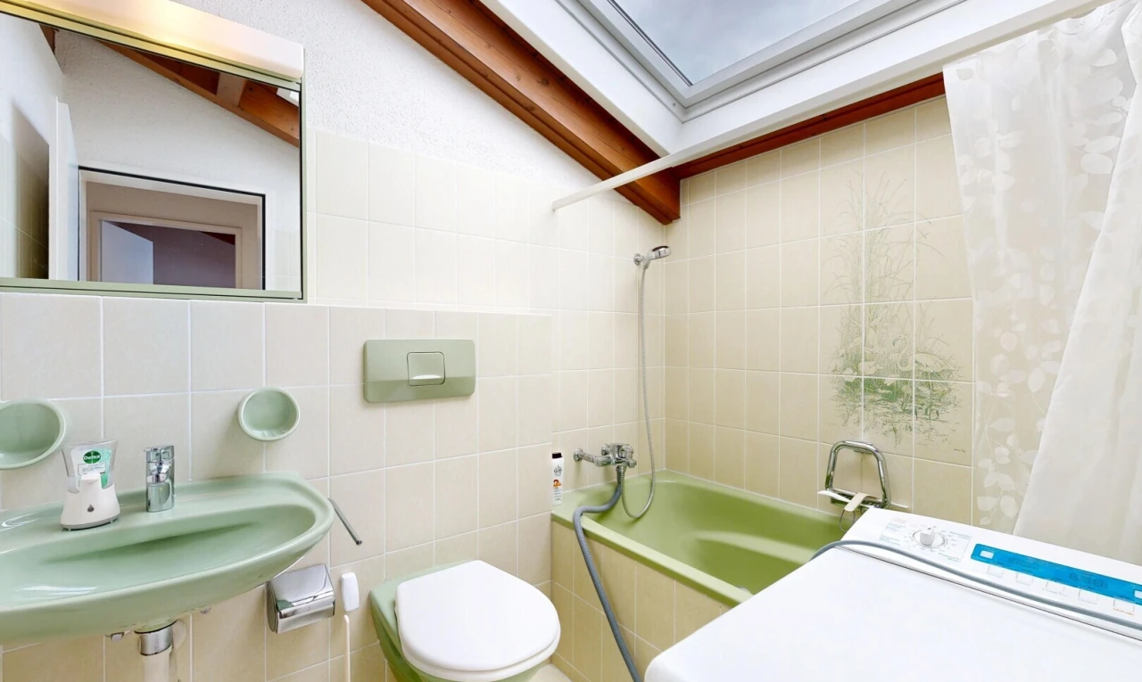 bad mit komplettes badezimmer, tile wall, fliesenwand, kombiniertes bad / dusche, und spiegel
