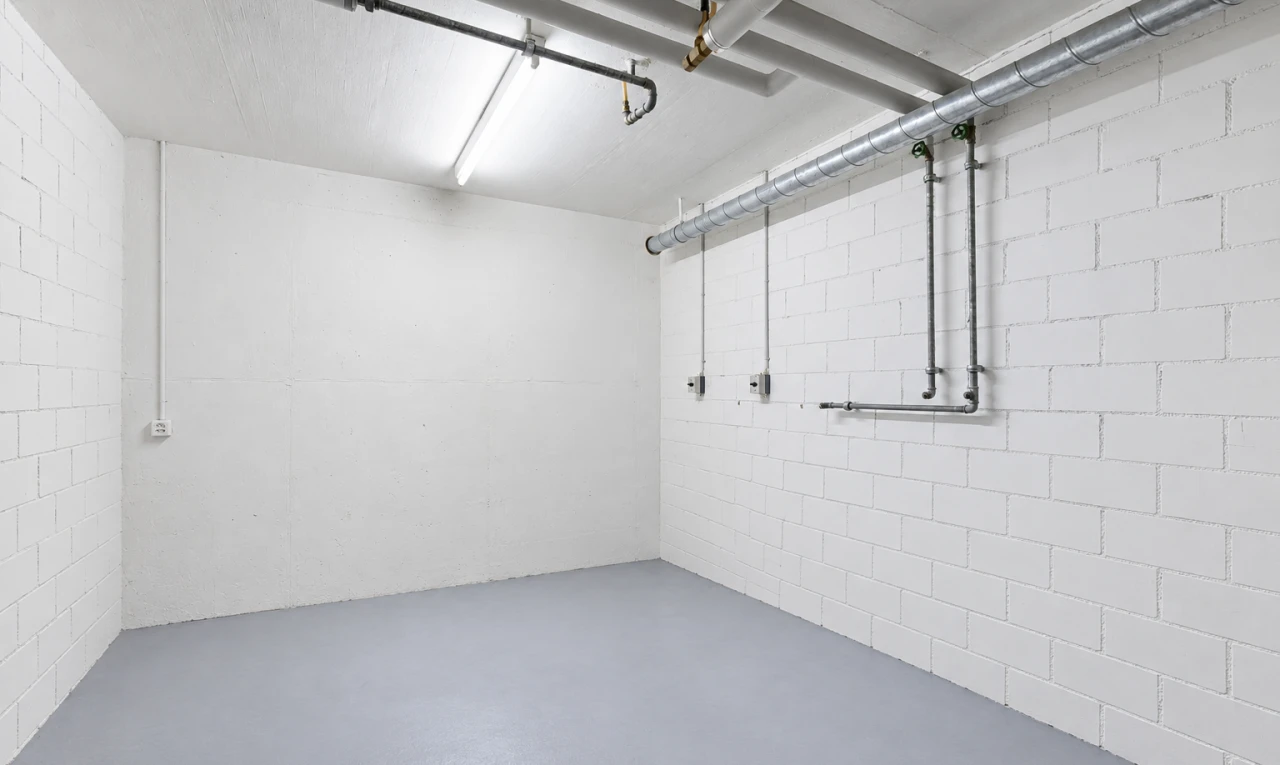 leerer raum mit concrete block wall, betonblockwand, concrete floor, betonboden, und inside property
