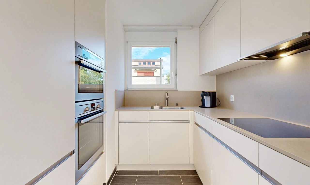 küche mit arbeitsplatten, light countertops, weiße schränke, white cabinets, und herd
