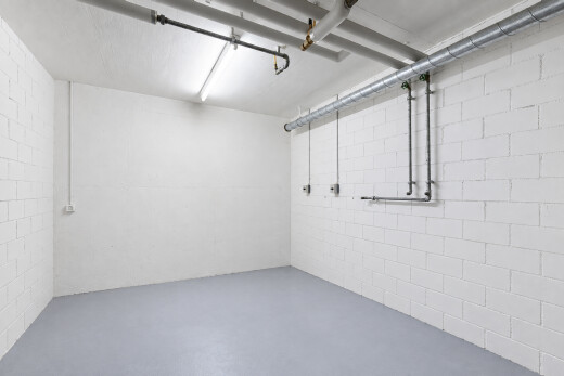 pièce vide avec concrete block wall, mur en blocs de béton, concrete floor, sol en béton, et inside property