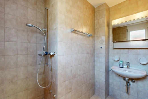 bad mit dusche, spiegel, komplettes badezimmer, inside property, und tile wall