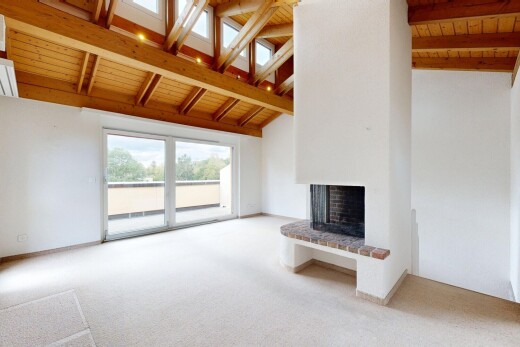 wohnzimmer mit kamin, vaulted ceiling, dachschräge, carpet, und teppich
