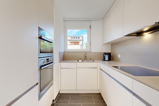 küche mit arbeitsplatten, light countertops, weiße schränke, white cabinets, und herd