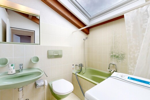 salle de bains avec salle de bain complète, tile wall, mur en carrelage, douche-bain combinés, et miroir