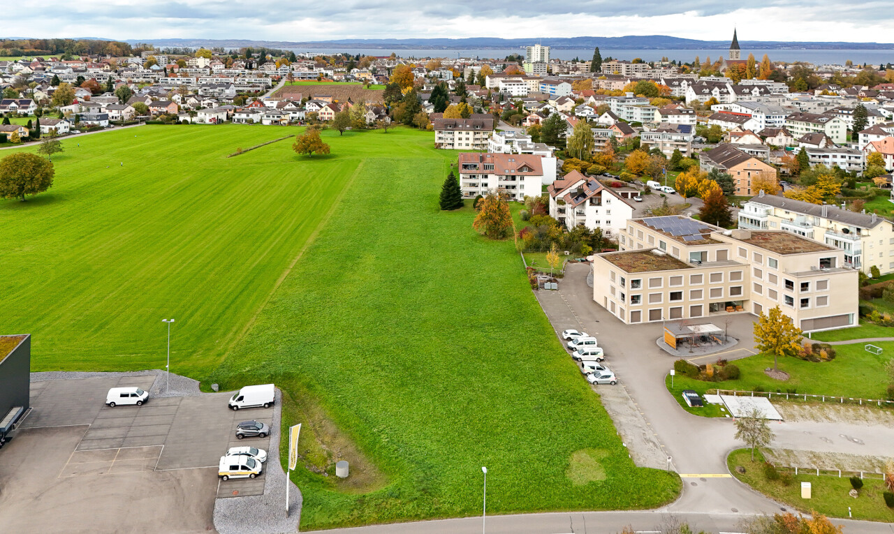 façade avec aerial view, overcast, et parking