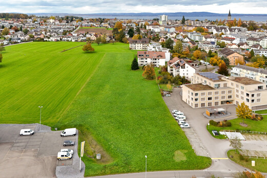 façade avec aerial view, overcast, et parking