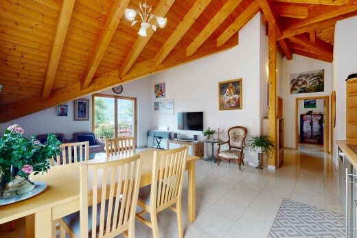 esszimmer mit fernseher, dachschräge, vaulted ceiling, balkendecke, und beamed ceiling
