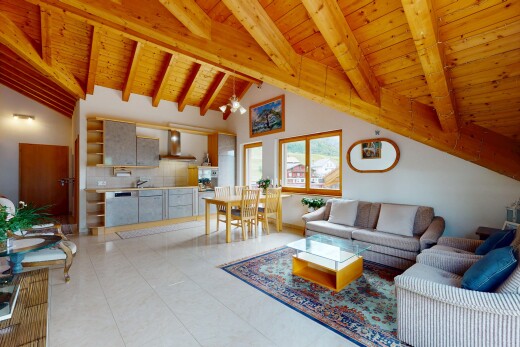 wohn- / esszimmer mit holzdecke, wood ceiling, inside property, dachschräge, und vaulted ceiling