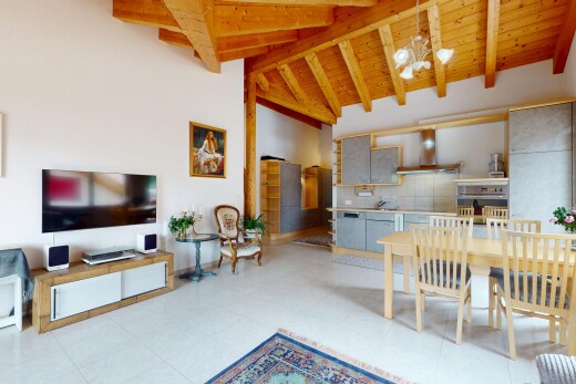 wohn- / esszimmer mit fernseher, balkendecke, beamed ceiling, gipskartonwand, und drywall