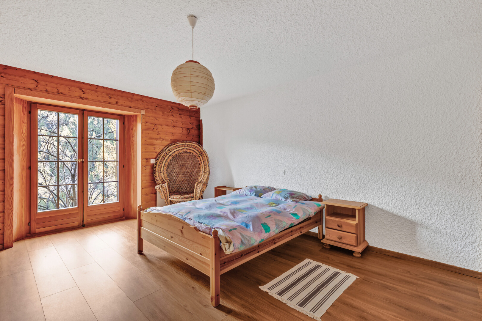 zimmer / schlafzimmer mit strukturierte wand, textured wall, inside property, spritzputz decke, und textured ceiling