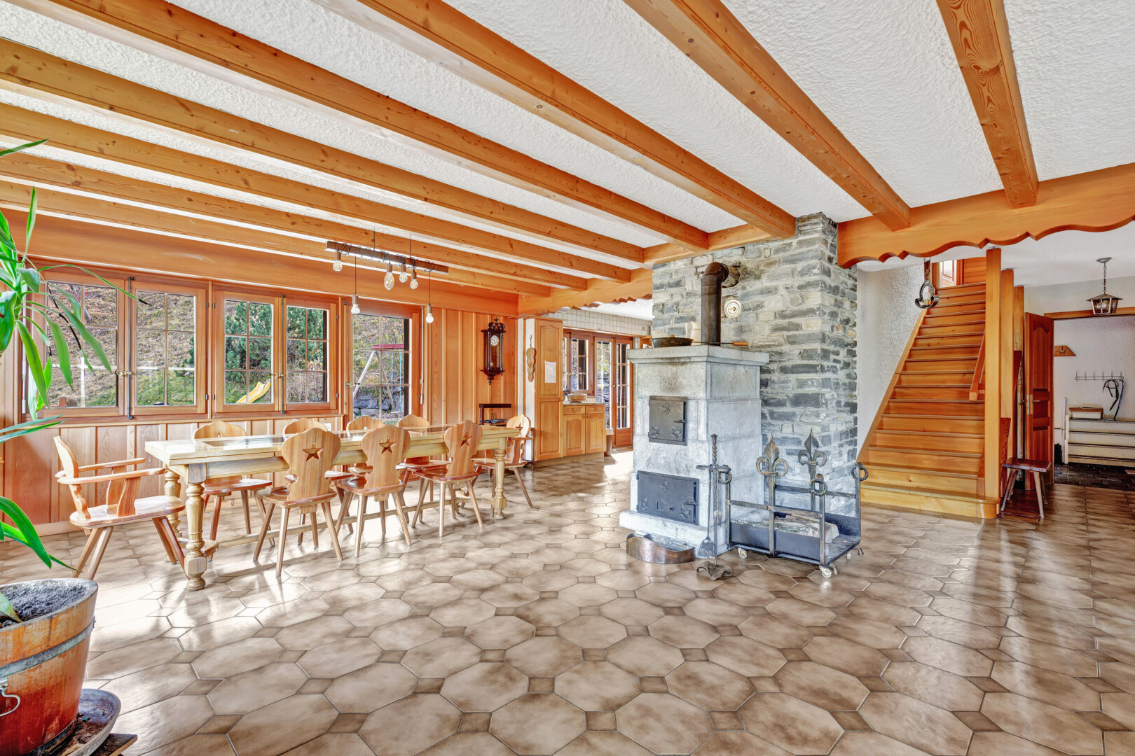 esszimmer mit holzofen, inside property, balkendecke, beamed ceiling, und natürliches licht