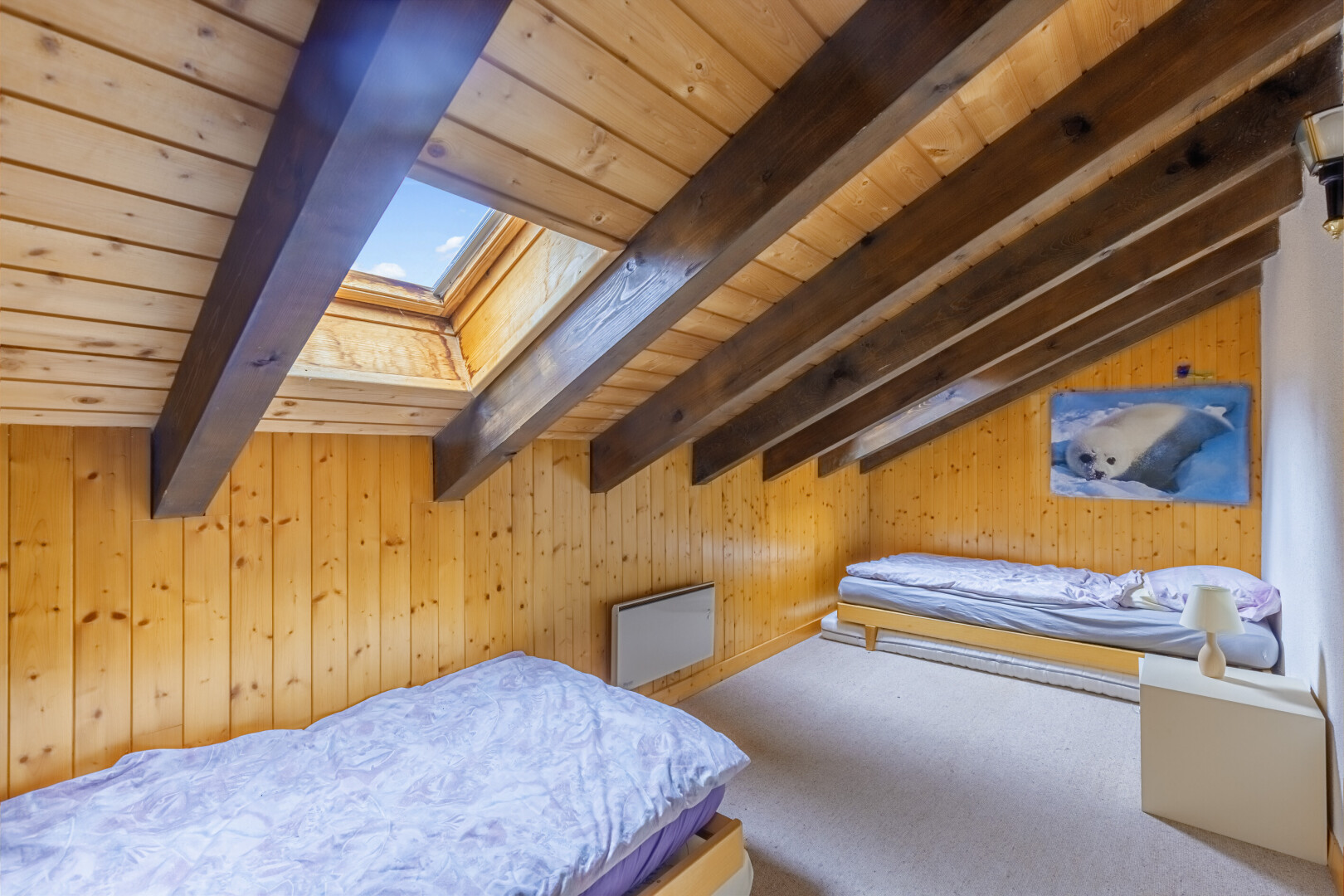 zimmer / schlafzimmer mit dachfenster, inside property, holzwand, wood wall, und zusätzliches zimmer
