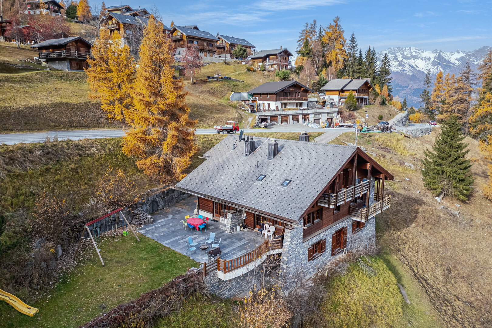 außenansicht mit terrasse, rasen, drone view, und day time