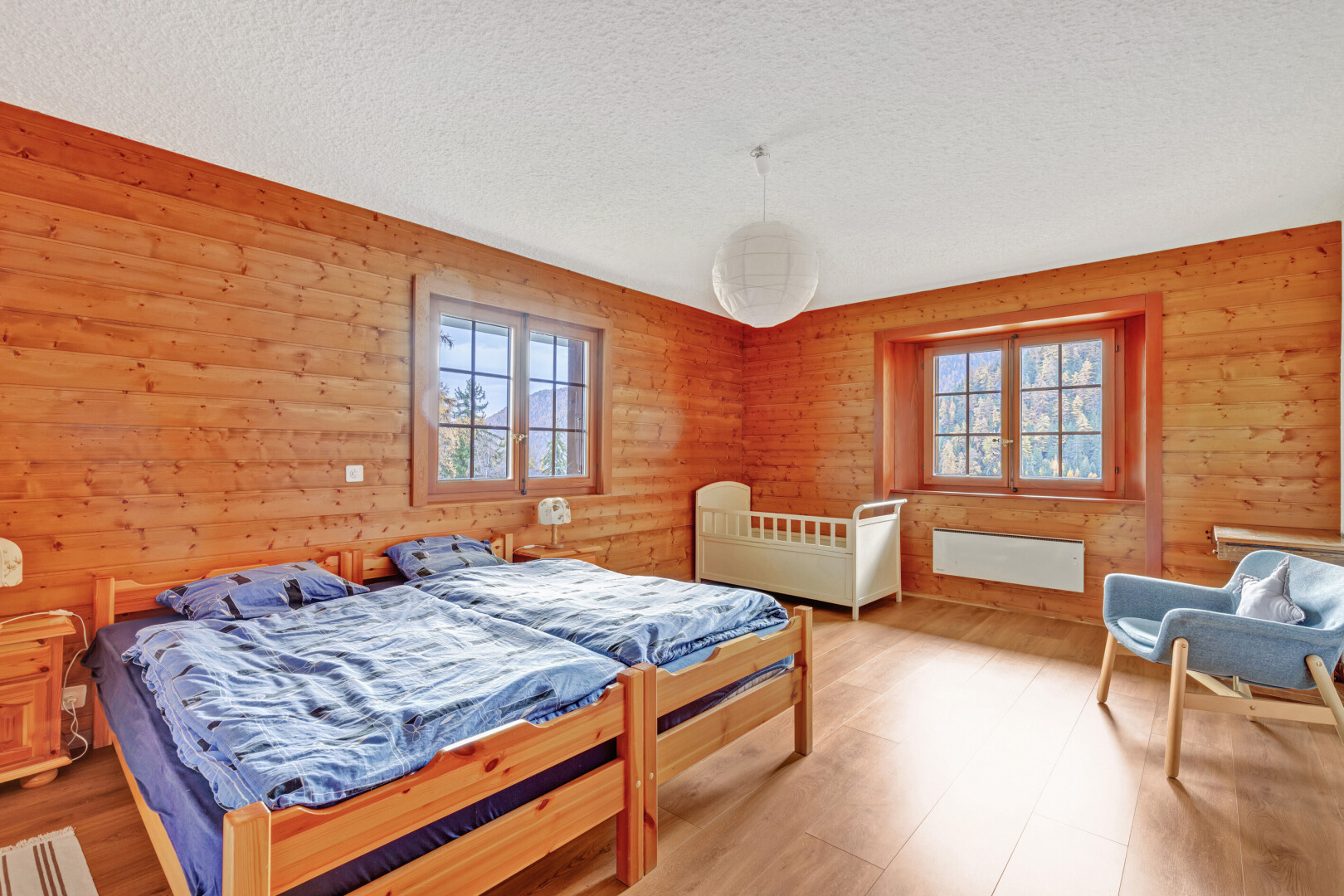 zimmer / schlafzimmer mit holzwand, wood wall, inside property, natürliches licht, und natural light