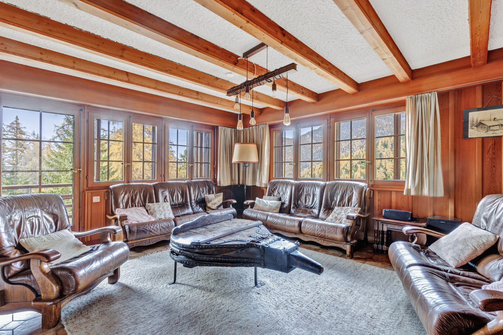 wohnzimmer mit balkendecke, beamed ceiling, inside property, natürliches licht, und natural light