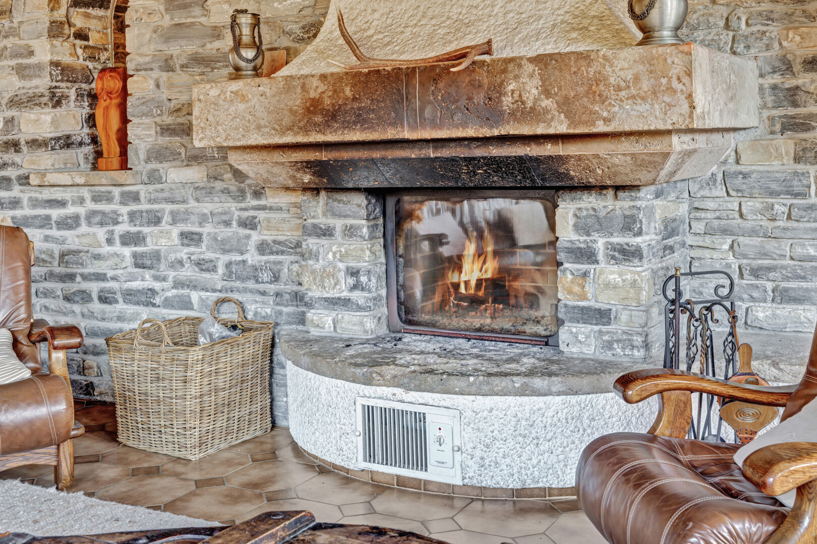 einzelheiten mit feature, interior, heating / cooling, lüftungsgitter, und kamin