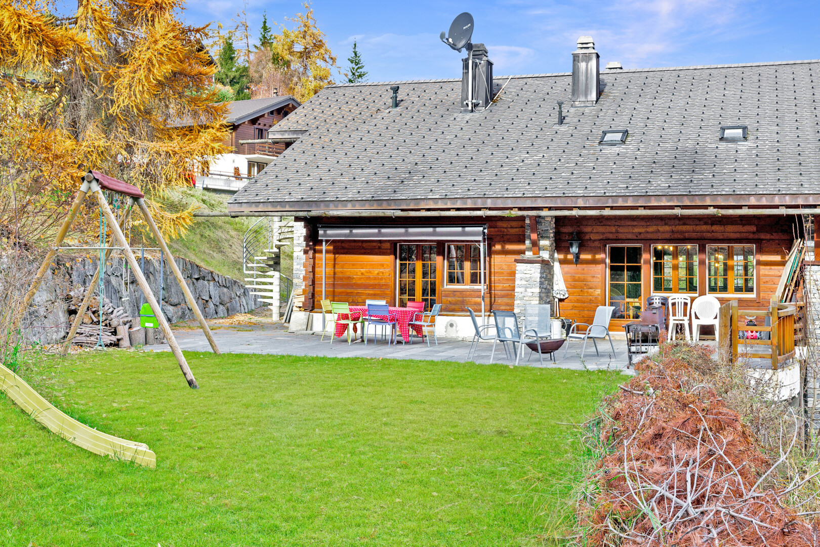 außenansicht mit terrasse, schornstein, horizontale verkleidung, property visible, und rasen