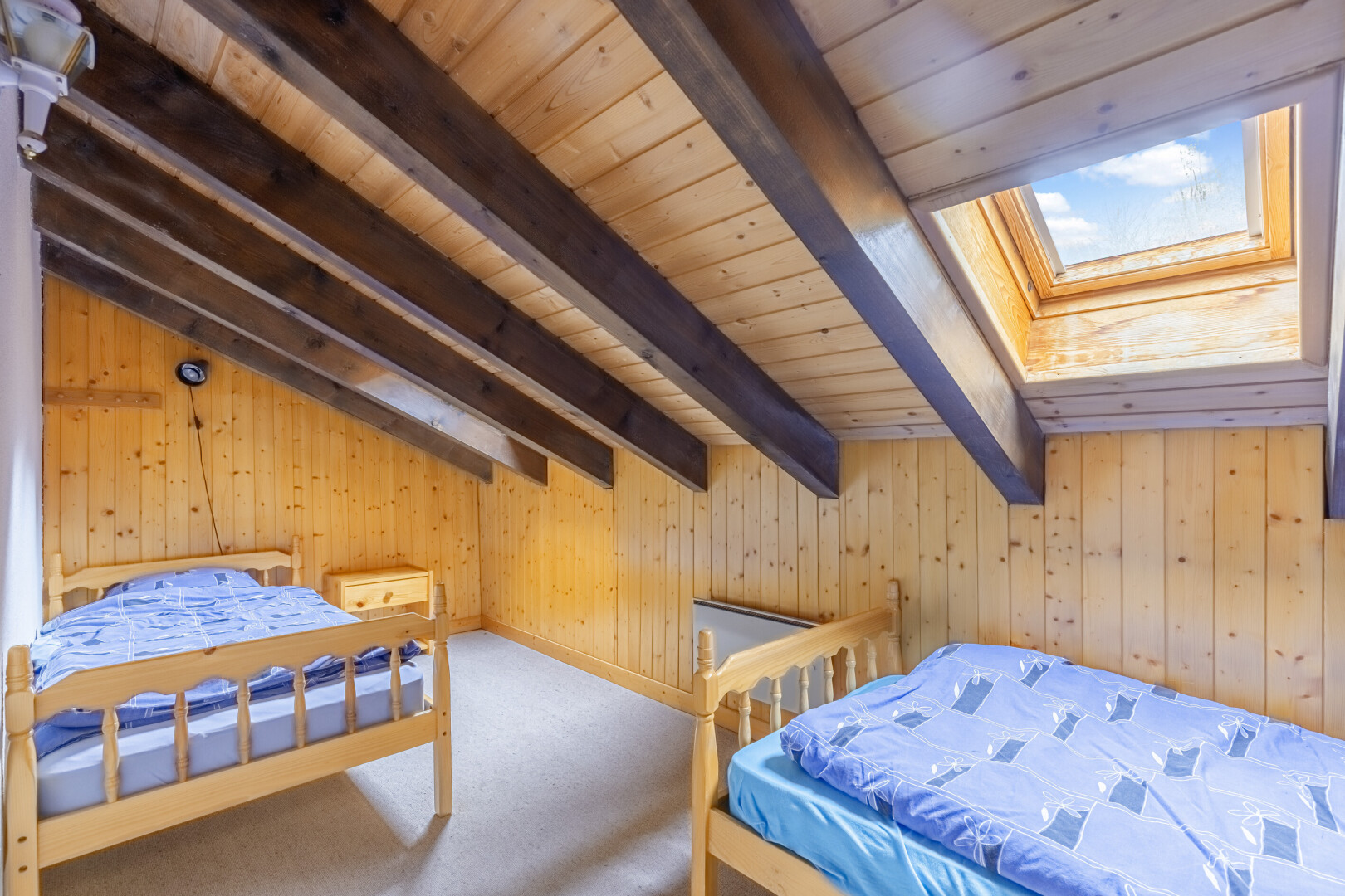 zimmer / schlafzimmer mit inside property, zusätzliches zimmer, holzwand, wood wall, und balkendecke