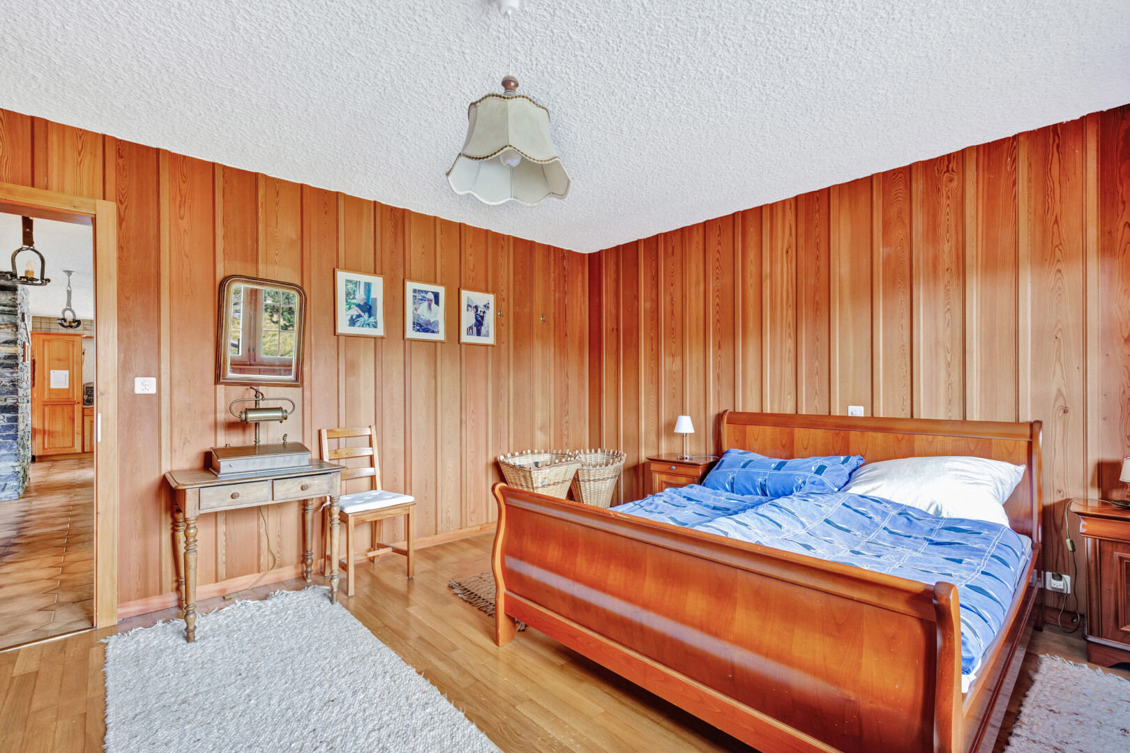 zimmer / schlafzimmer mit inside property, holzfußboden, wood finish floor, spritzputz decke, und textured ceiling