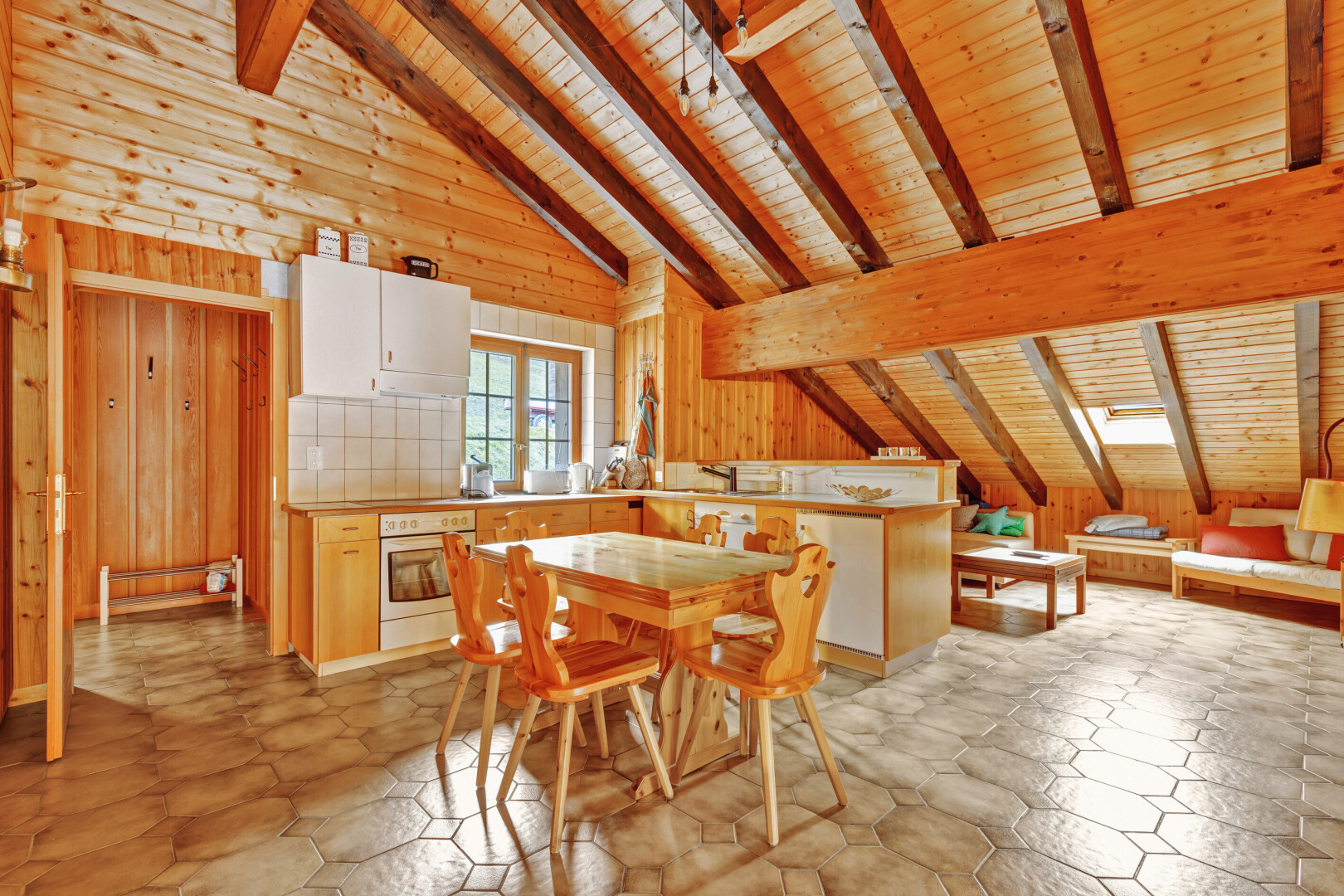 esszimmer mit balkendecke, beamed ceiling, holzwand, wood wall, und holzdecke