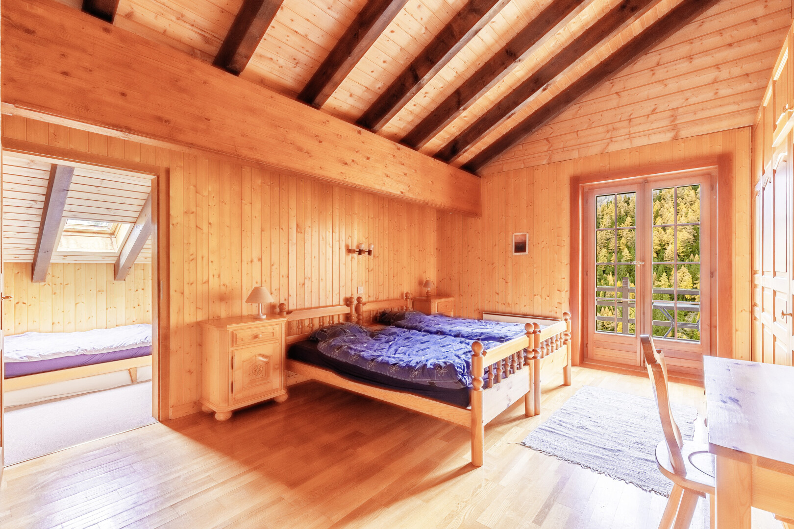 zimmer / schlafzimmer mit natürliches licht, natural light, dachschräge, vaulted ceiling, und dachfenster
