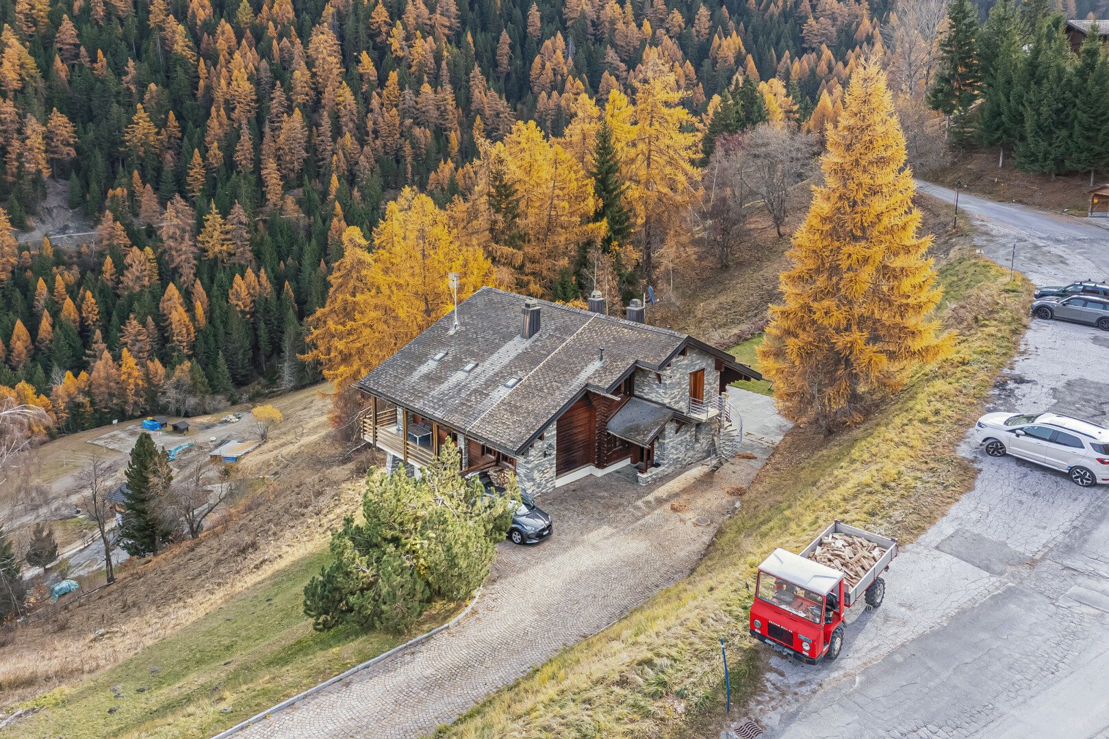 außenansicht mit property visible und auffahrt