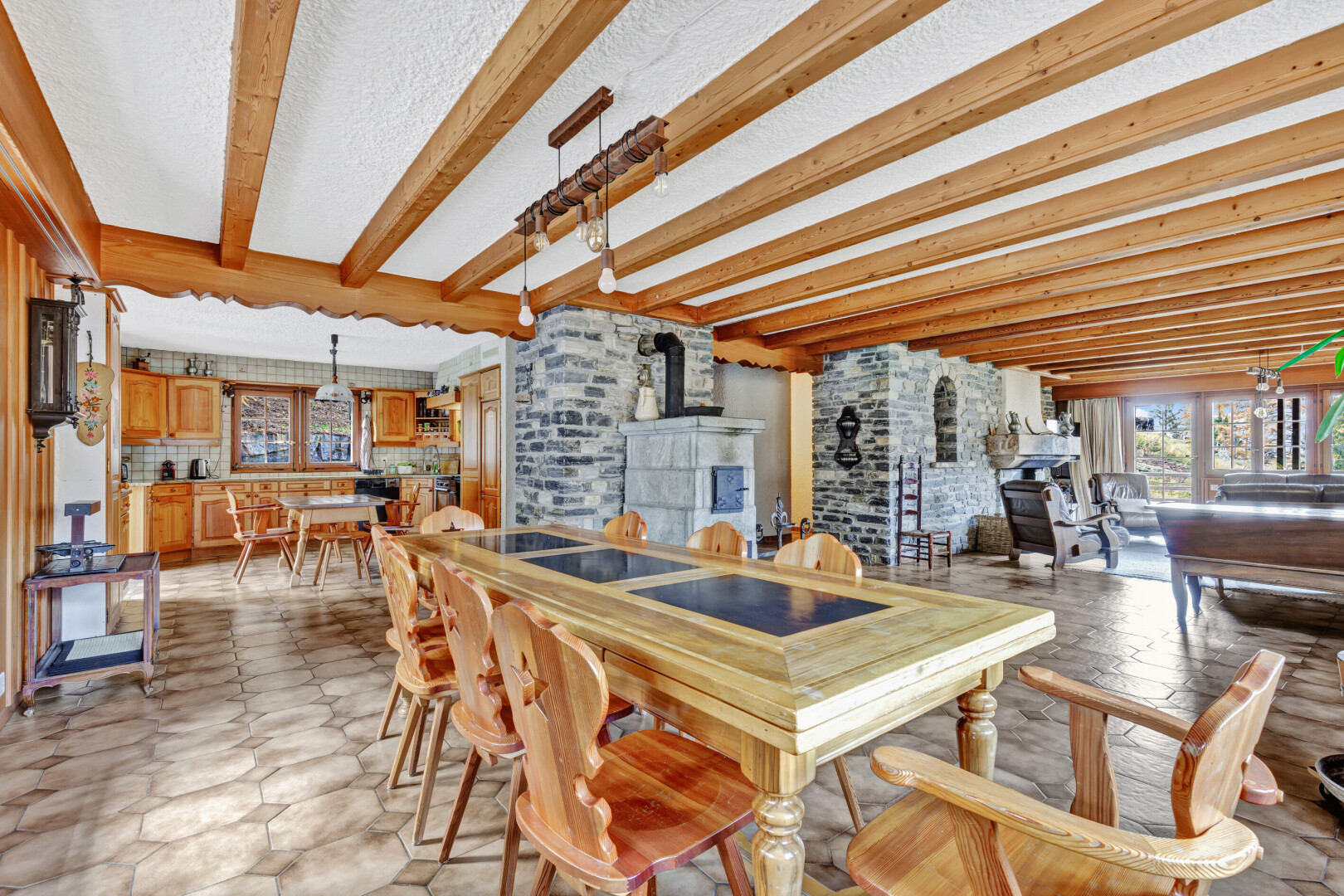 esszimmer mit balkendecke, beamed ceiling, inside property, natürliches licht, und natural light