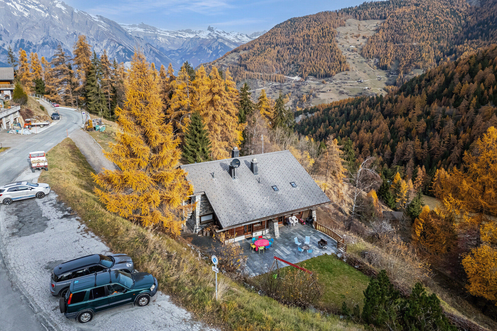 blick auf die berge mit blick auf die berge, mountain view, property visible, und day time