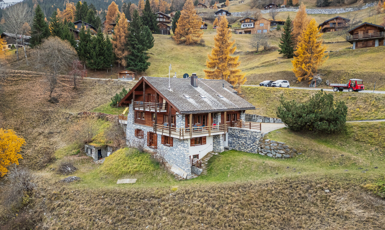 façade avec property visible, pelouse, day time, terrasse, et vue sur la montagne