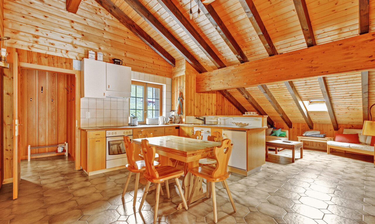 esszimmer mit balkendecke, beamed ceiling, holzwand, wood wall, und holzdecke