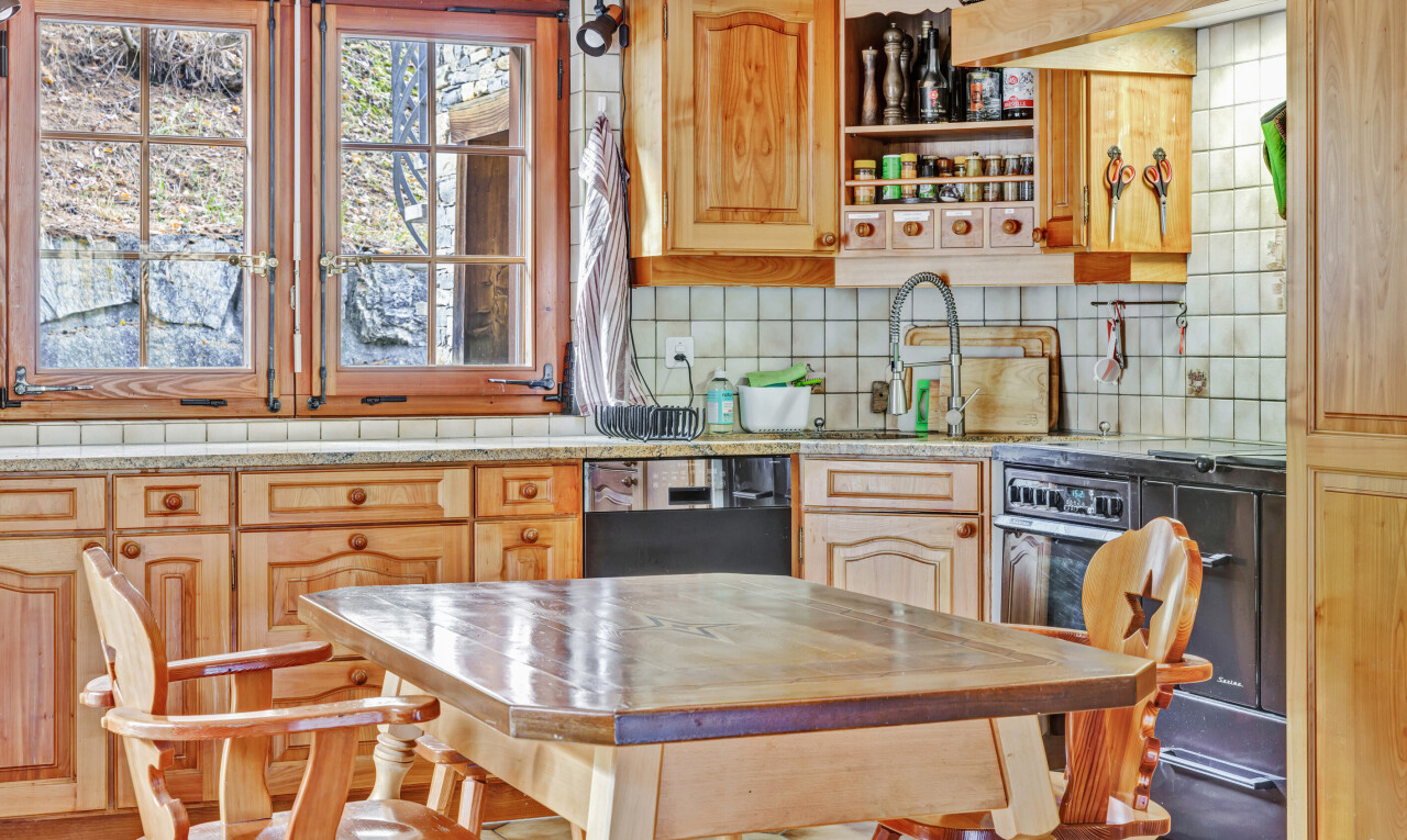 küche mit bogenförmige schränke, hochgezogene schränke, stein arbeitsplatten, küchenrückwand beim herd, und küchenrückwand beim Herd
