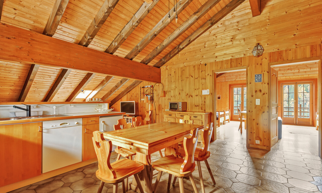 esszimmer mit balkendecke, beamed ceiling, dachschräge, vaulted ceiling, und holzdecke