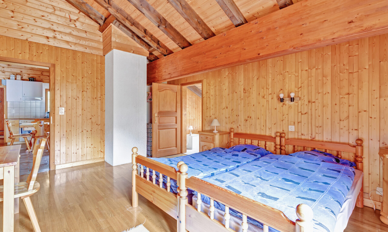 zimmer / schlafzimmer mit holzwand, wood wall, hohe decke, high ceiling, und dachschräge