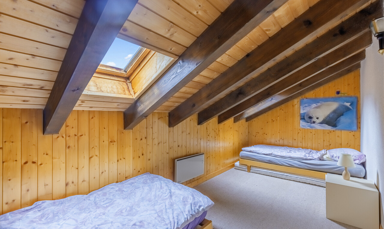 zimmer / schlafzimmer mit dachfenster, inside property, holzwand, wood wall, und zusätzliches zimmer