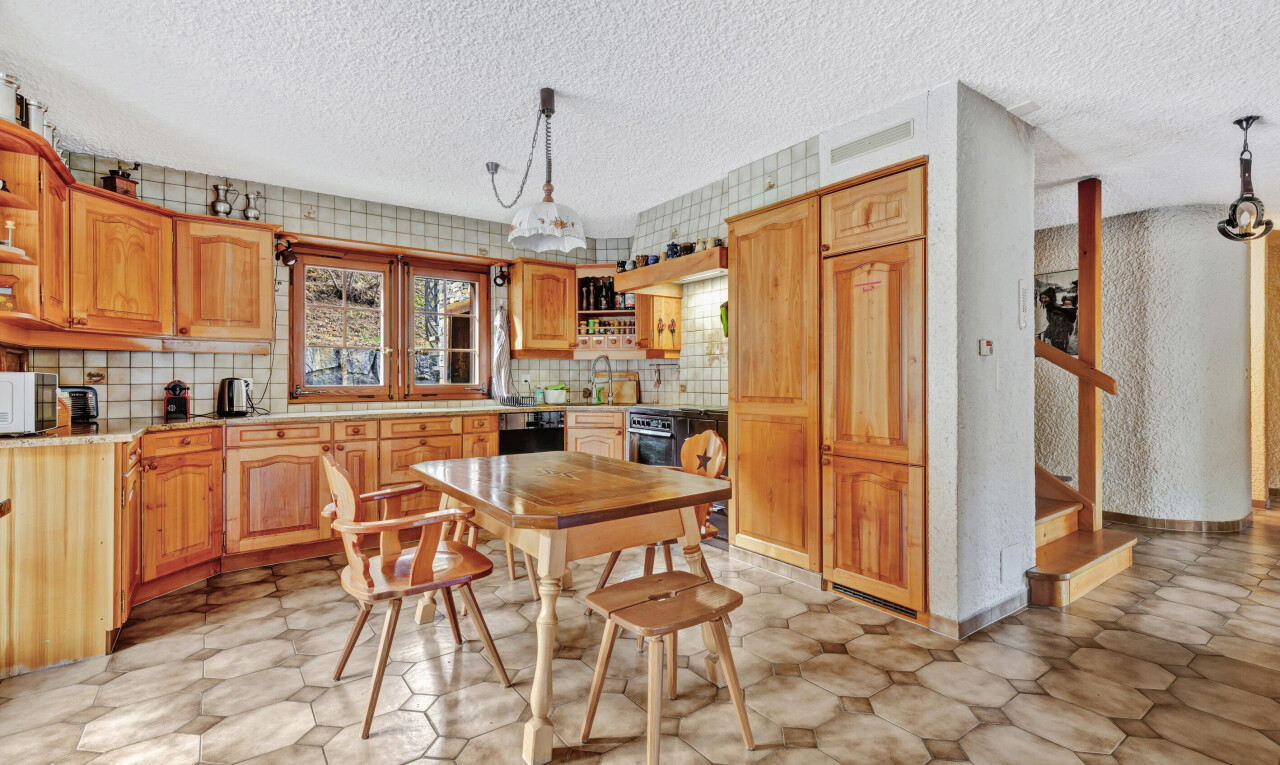cuisine avec armoires élevées, plafond texturé, textured ceiling, lumière naturelle, et natural light