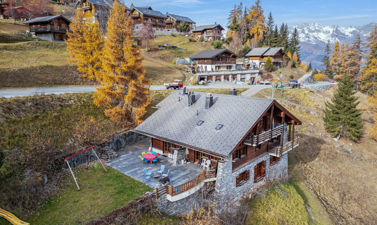 außenansicht mit terrasse, rasen, drone view, und day time