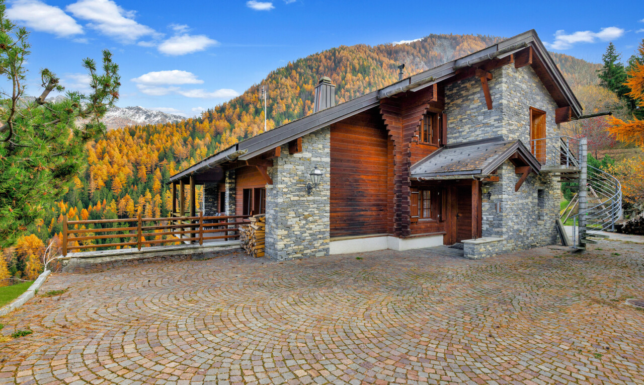 façade avec property visible, bardage en pierre, day time, mountain view, et vue sur la montagne